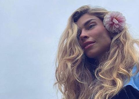    Grazi Massafera mostra corpo escultural em meio à natureza