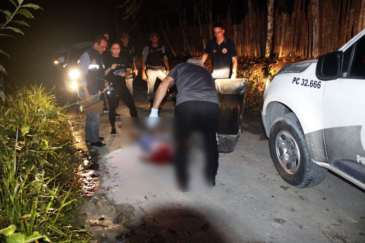 Com perfurações no pescoço, corpo de homem é encontrado em caminho de balneário em Manaus