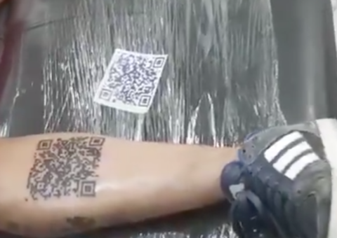 Homem tatua QR Code para assistir gols do River Plate