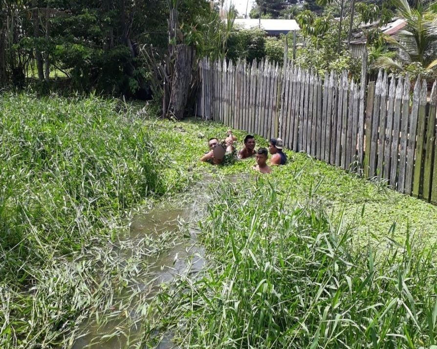 Suspeito de assalto pula dentro de igarapé para fugir da polícia no Amazonas 