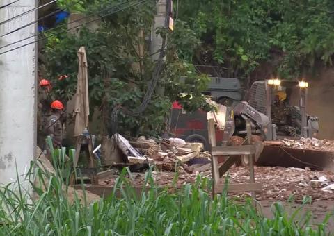 Mais um corpo é achado, e mortos em queda de prédios no Rio chegam a 10