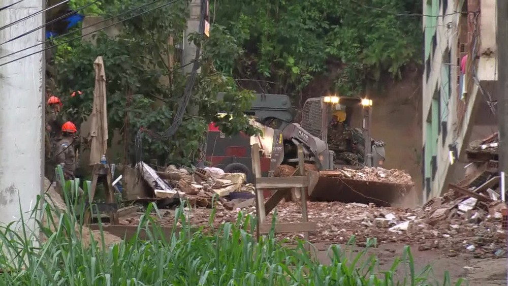 Mais um corpo é achado, e mortos em queda de prédios no Rio chegam a 10