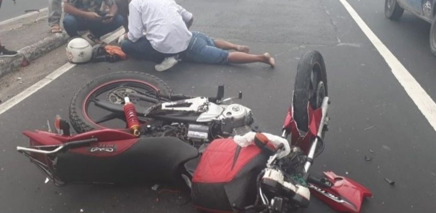 Motoqueiro fica ferido ao colidir contra carro em Manaus 