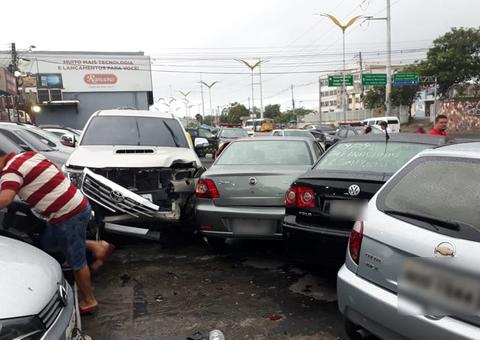 Picape desgovernada invade calçada e bate em 11 carros de concessionária em Manaus