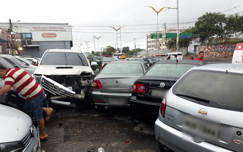Picape desgovernada invade calçada e bate em 11 carros de concessionária em Manaus