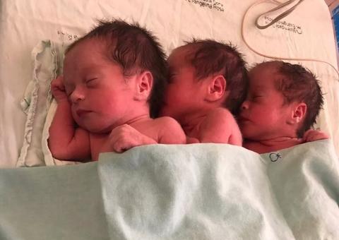 Mulher que esperava gêmeas é surpreendida por 3º criança na hora do parto