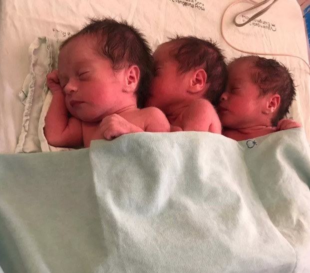 Mulher que esperava gêmeas é surpreendida por 3º criança na hora do parto