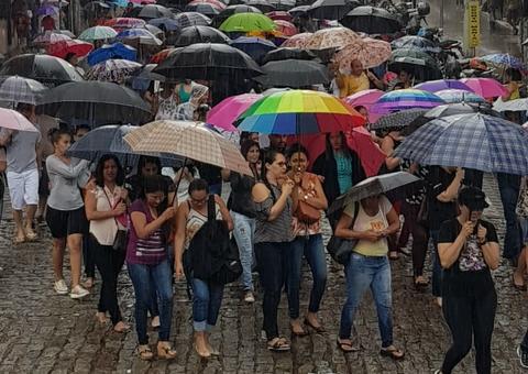 Debaixo de forte chuva professores realizam protesto no Centro de Manaus 
