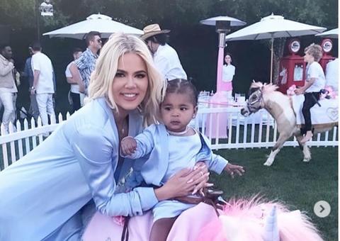 Juntos após traição, Khloé Kardashian e Tristan fazem festa luxuosa para filha 
