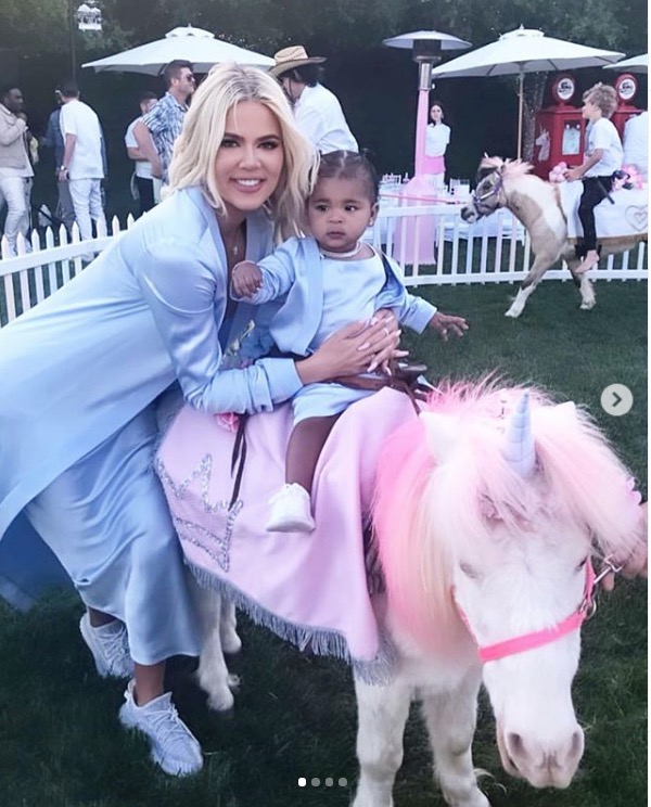 Juntos após traição, Khloé Kardashian e Tristan fazem festa luxuosa para filha 