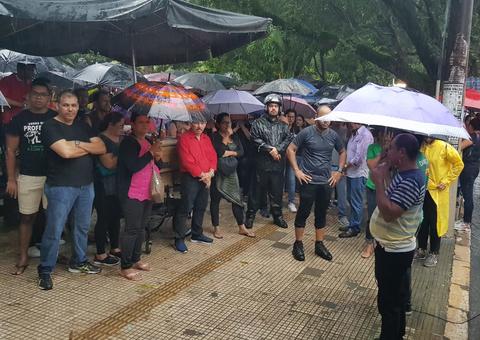 Oficial de Justiça tenta notificar professores sob chuva para impedir greve em Manaus