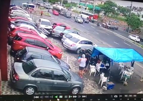 Vídeo mostra momento em que picape desgovernada causa acidente grave em Manaus 