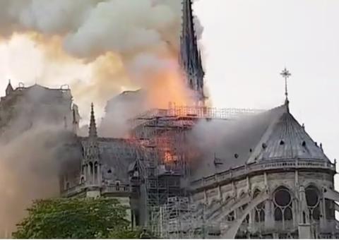 Incêndio atinge catedral de Notre Dame em Paris