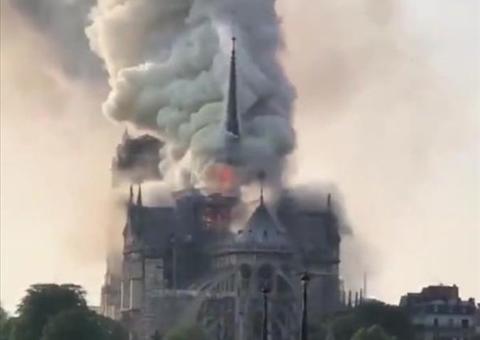 Vídeos impressionantes mostram incêndio na Catedral de Notre-Dame