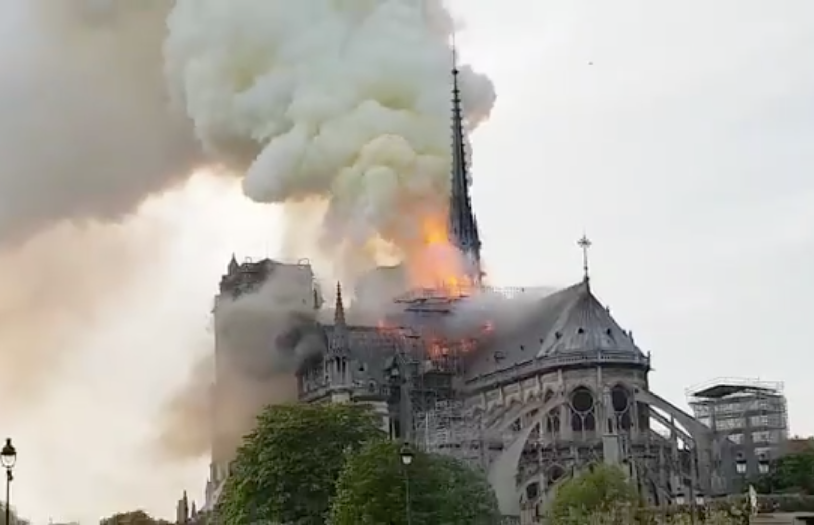 Incêndio atinge catedral de Notre Dame em Paris