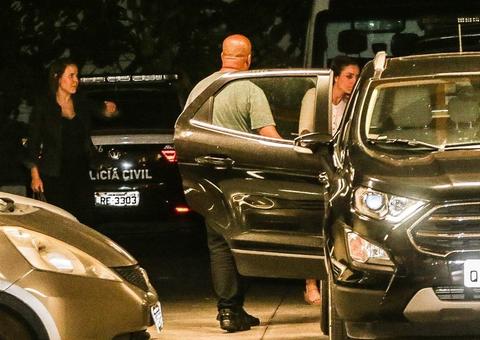 Acusada de intolerância religiosa, Paula depõe em delegacia e sai escoltada por seguranças