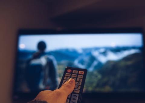 Jovem processa próprios pais após ter coleção de pornografia destruída