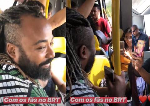 Ex-BBB Rodrigo tira fotos com fãs no transporte público ao voltar à rotina