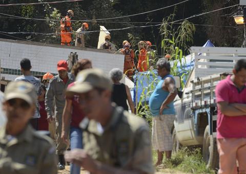 Número de mortos no desabamento de prédios no Rio chega a 15