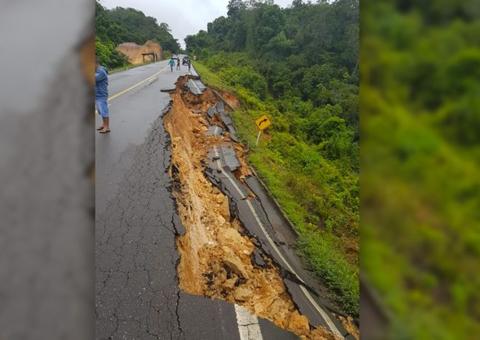 Pista engolida por cratera em trecho da BR-174 é interditada 