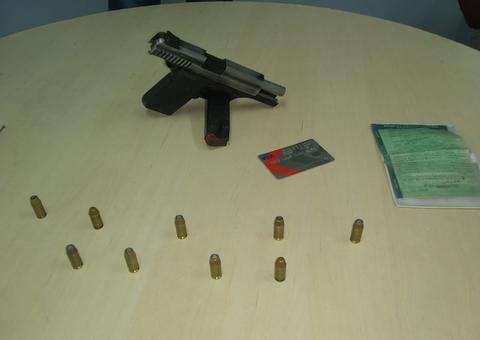 Com arma da PM e “chapolin”, jovem é preso após assalto em posto em Manaus