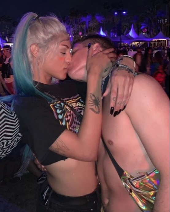 Pabllo Vittar beija muito bonitão em festival nos Estados Unidos