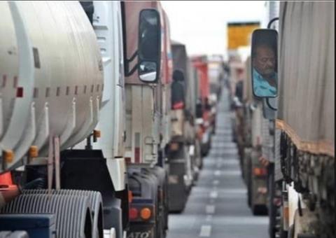 Governo anuncia crédito a caminhoneiros e diz que vai investir R$ 2 bi em rodovias 