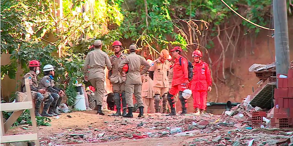 Corpo de menina é resgatado de escombros de prédios e mortes chegam a 16 no Rio 