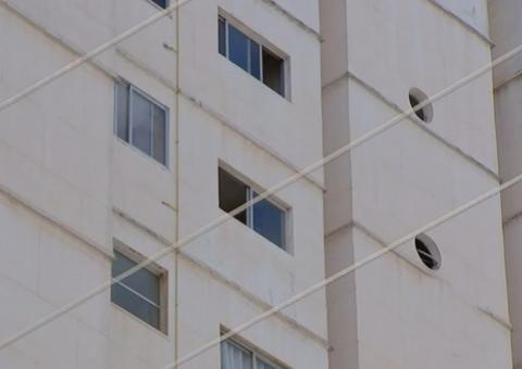 Mulher morre ao cair do 9º andar de prédio enquanto limpava janela