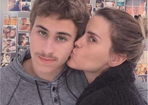 Filho de Carolina Dieckmann faz 20 anos e impressiona com semelhança com Marcos Frota 