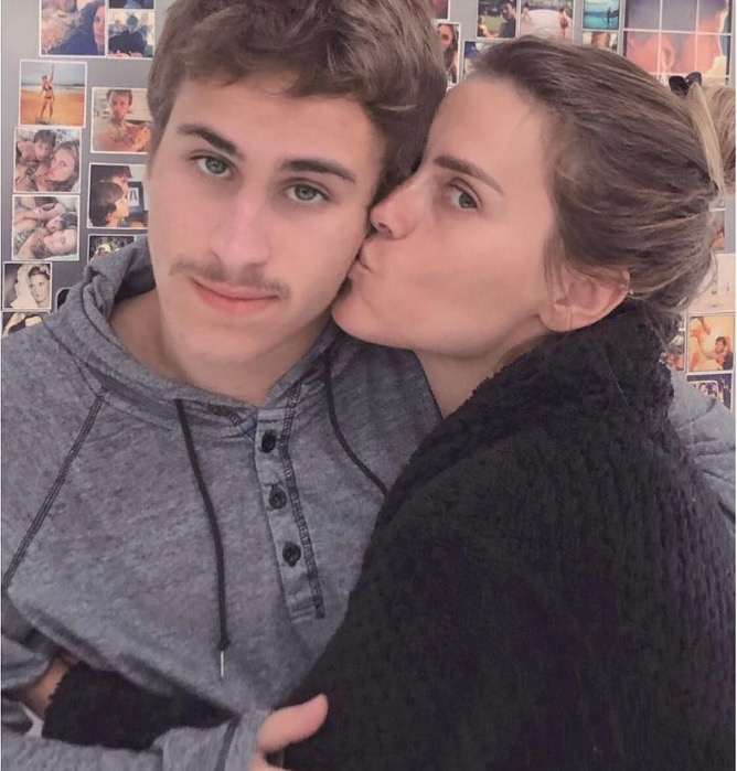 Filho de Carolina Dieckmann faz 20 anos e impressiona com semelhança com Marcos Frota 