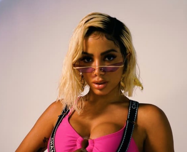 Anitta rebola de fio-dental durante bronze para divulgar sua música nova