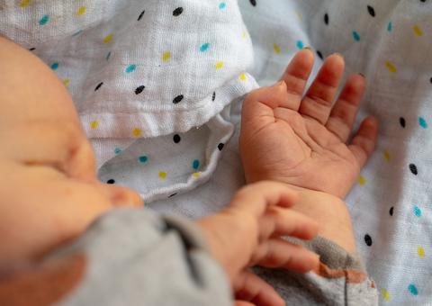 Bebê nasce dentro de carro da Uber e motorista faz relato emocionante