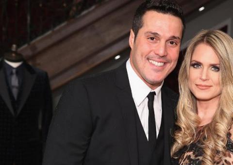 Com 16 anos de casados, Júlio César enfrenta metrô para levar flores a Susana Werner