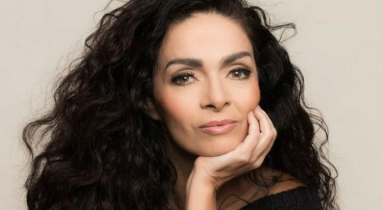 Claudia Ohana surge com namorado 26 anos mais novo em lua de mel