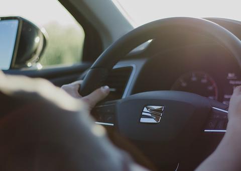 Menino de 7 anos é flagrado dirigindo carro ao lado de pai com sinais de embriaguez 