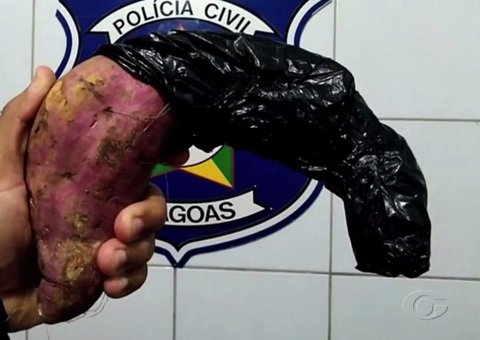 Homem é preso após tentar assaltar mulher usando batata-doce como arma