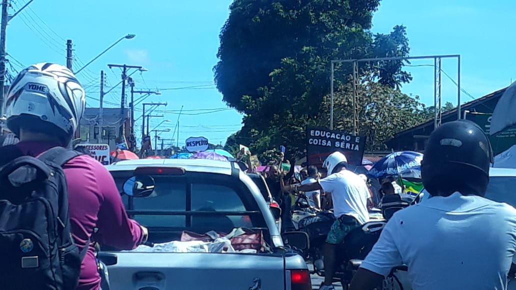 Em Manaus, professores fazem protesto em frente a Seduc e recebem silêncio como resposta
