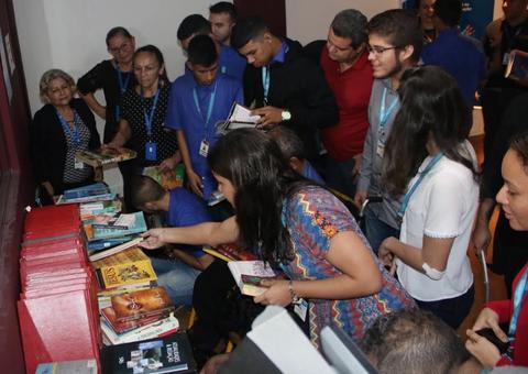 Feira Solidária no Tribunal de Contas tem doação de mil livros em Manaus
