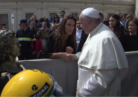 Papa ganha capacete e busto de Senna da família do piloto