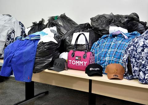 Centenas de roupas falsificadas são apreendidas durante operação no Centro
