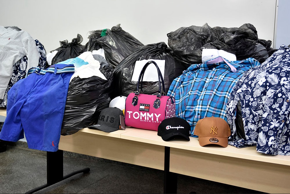 Centenas de roupas falsificadas são apreendidas durante operação no Centro