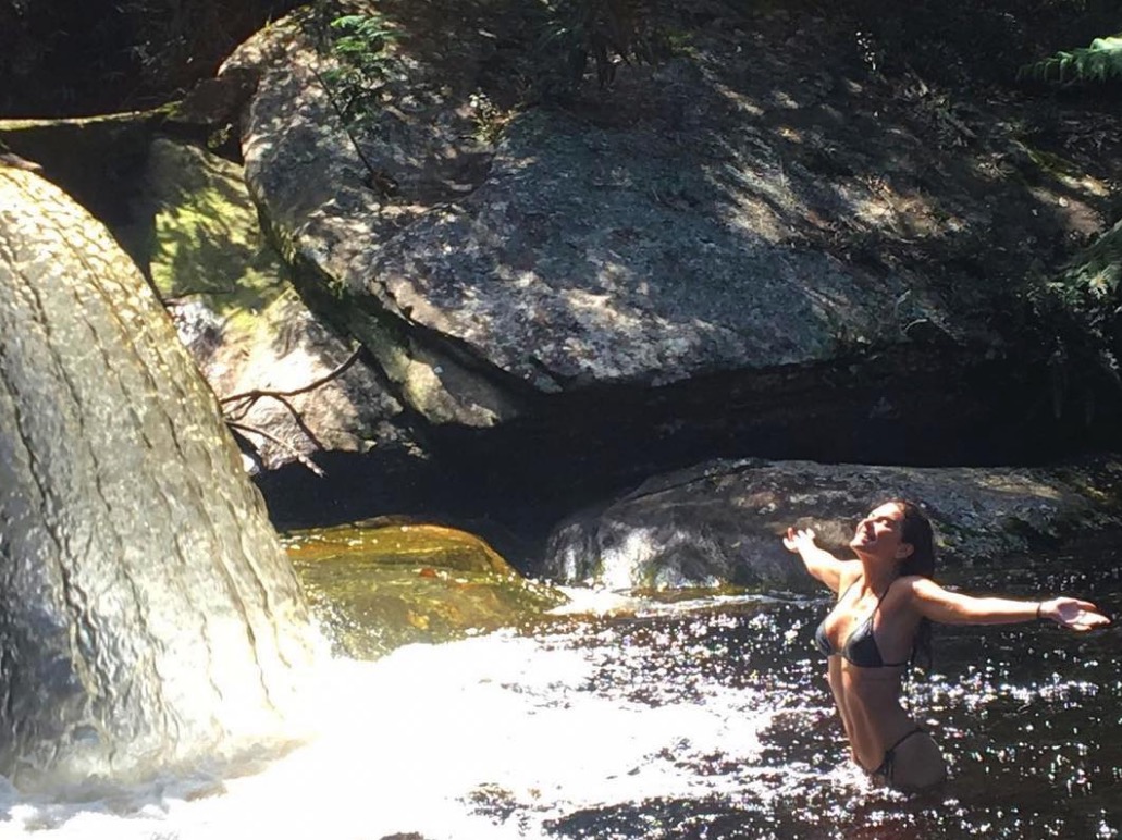 Agora esposa de Cauã Reymond, Mariana posta foto sarada e é elogiada por Grazi