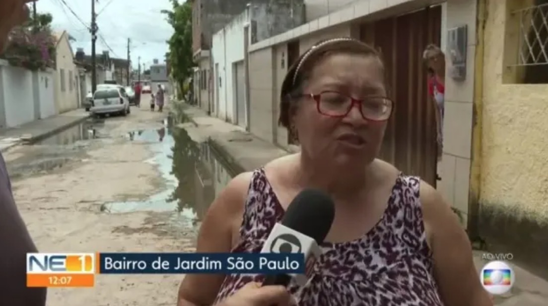 Mulher é prensada em portão durante telejornal ao vivo na Globo