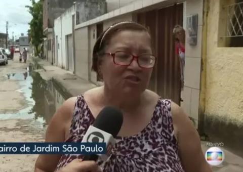 Mulher é prensada em portão durante telejornal ao vivo na Globo