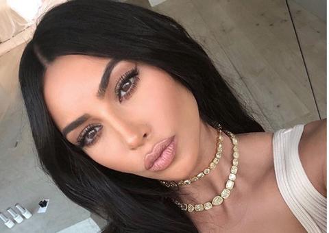 Kim Kardashian choca internautas ao mostrar pia sem cuba