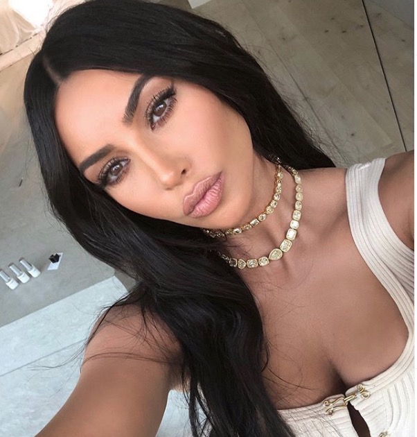 Kim Kardashian choca internautas ao mostrar pia sem cuba