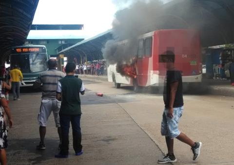Vídeo mostra ônibus em chamas e passageiros no sufoco com superlotação em Manaus