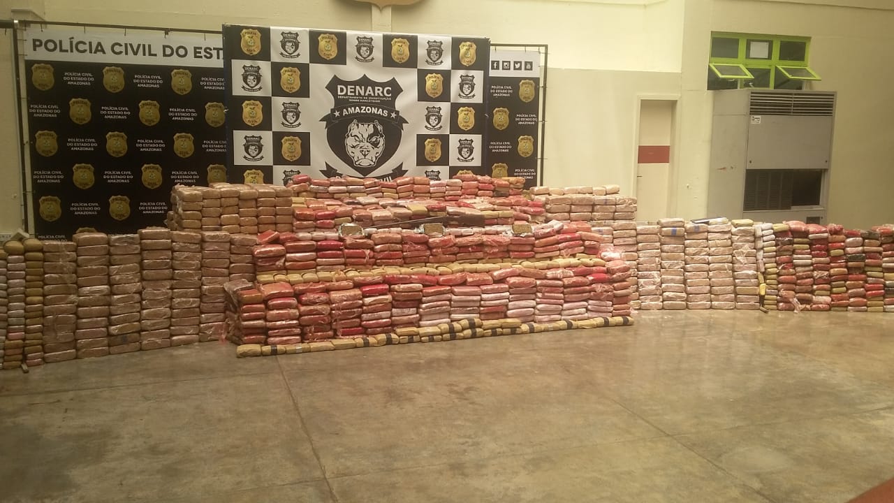 Polícia apreende droga avaliada em R$50 milhões dentro de embarcação em Manaus 