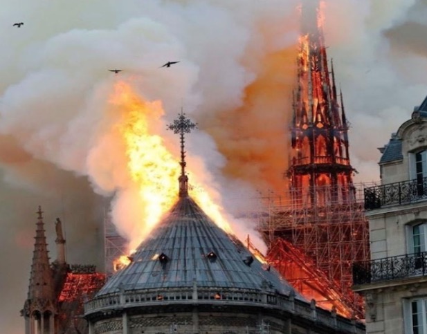 Promotores iniciam investigação sobre causas do incêndio em Notre-Dame